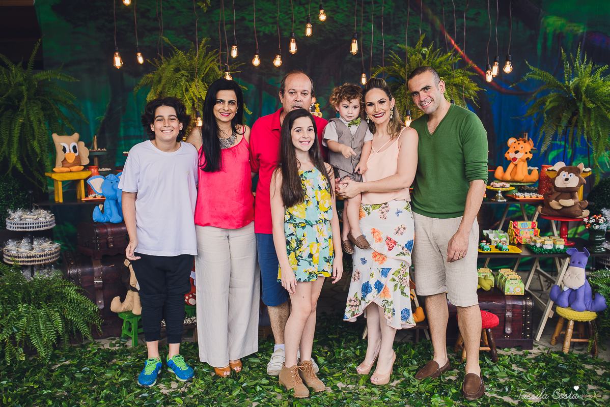 festa de menino, no tema safari, decoração infantil com luzes, miguel 2 anos, filho da cerimonialista daieny fasolo, 2 anos, festa safari, tássila costa