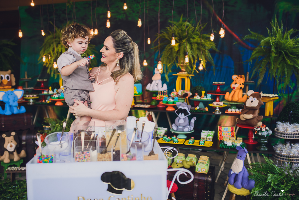 festa de menino, no tema safari, decoração infantil com luzes, miguel 2 anos, filho da cerimonialista daieny fasolo, 2 anos, festa safari, tássila costa