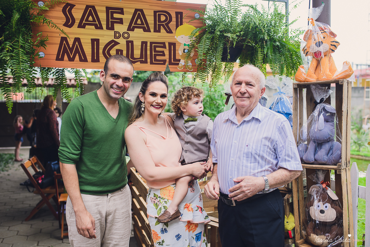 festa de menino, no tema safari, decoração infantil com luzes, miguel 2 anos, filho da cerimonialista daieny fasolo, 2 anos, festa safari, tássila costa