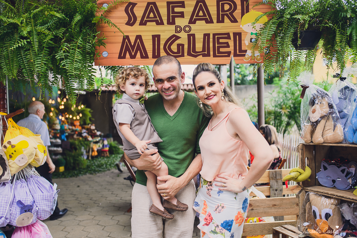 festa de menino, no tema safari, decoração infantil com luzes, miguel 2 anos, filho da cerimonialista daieny fasolo, 2 anos, festa safari, tássila costa