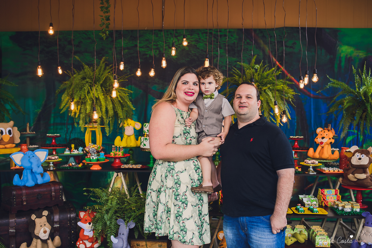 festa de menino, no tema safari, decoração infantil com luzes, miguel 2 anos, filho da cerimonialista daieny fasolo, 2 anos, festa safari, tássila costa