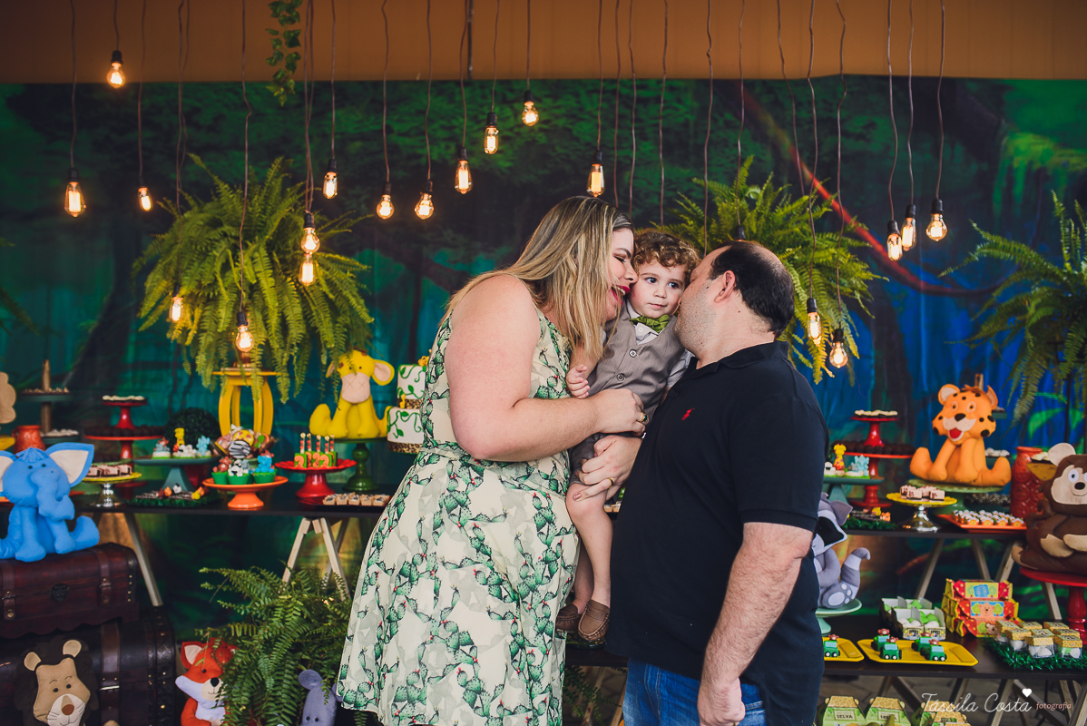 festa de menino, no tema safari, decoração infantil com luzes, miguel 2 anos, filho da cerimonialista daieny fasolo, 2 anos, festa safari, tássila costa