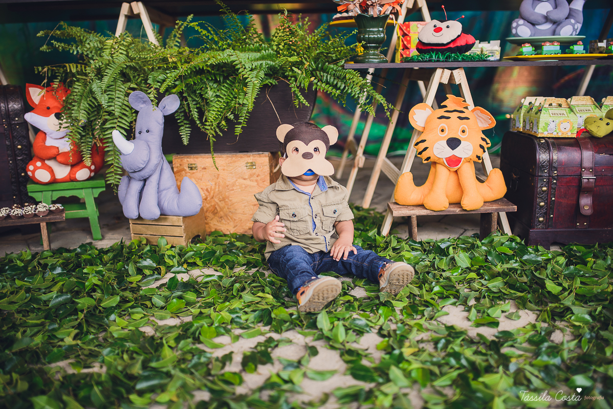 festa de menino, no tema safari, decoração infantil com luzes, miguel 2 anos, filho da cerimonialista daieny fasolo, 2 anos, festa safari, tássila costa