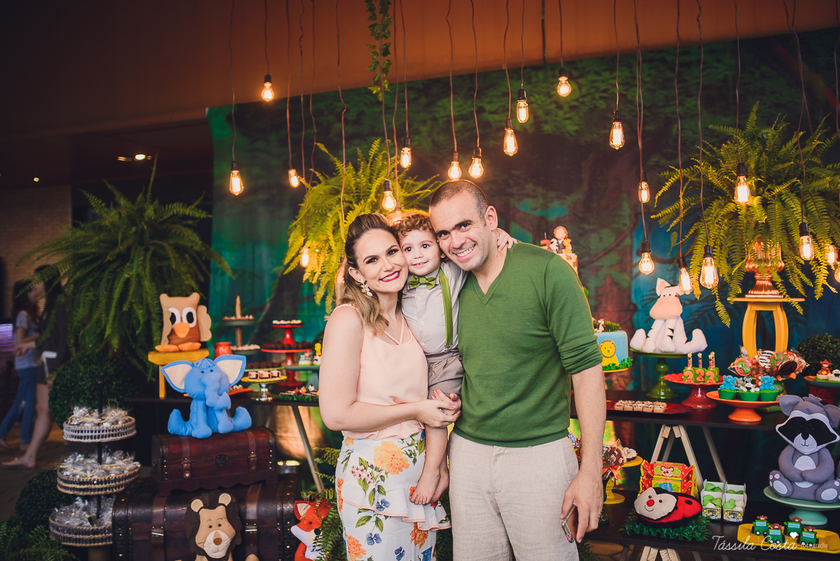 festa de menino, no tema safari, decoração infantil com luzes, miguel 2 anos, filho da cerimonialista daieny fasolo, 2 anos, festa safari, tássila costa