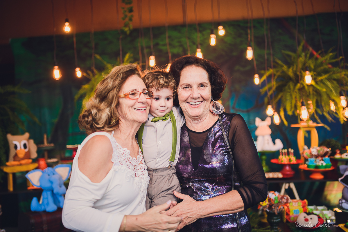 festa de menino, no tema safari, decoração infantil com luzes, miguel 2 anos, filho da cerimonialista daieny fasolo, 2 anos, festa safari, tássila costa