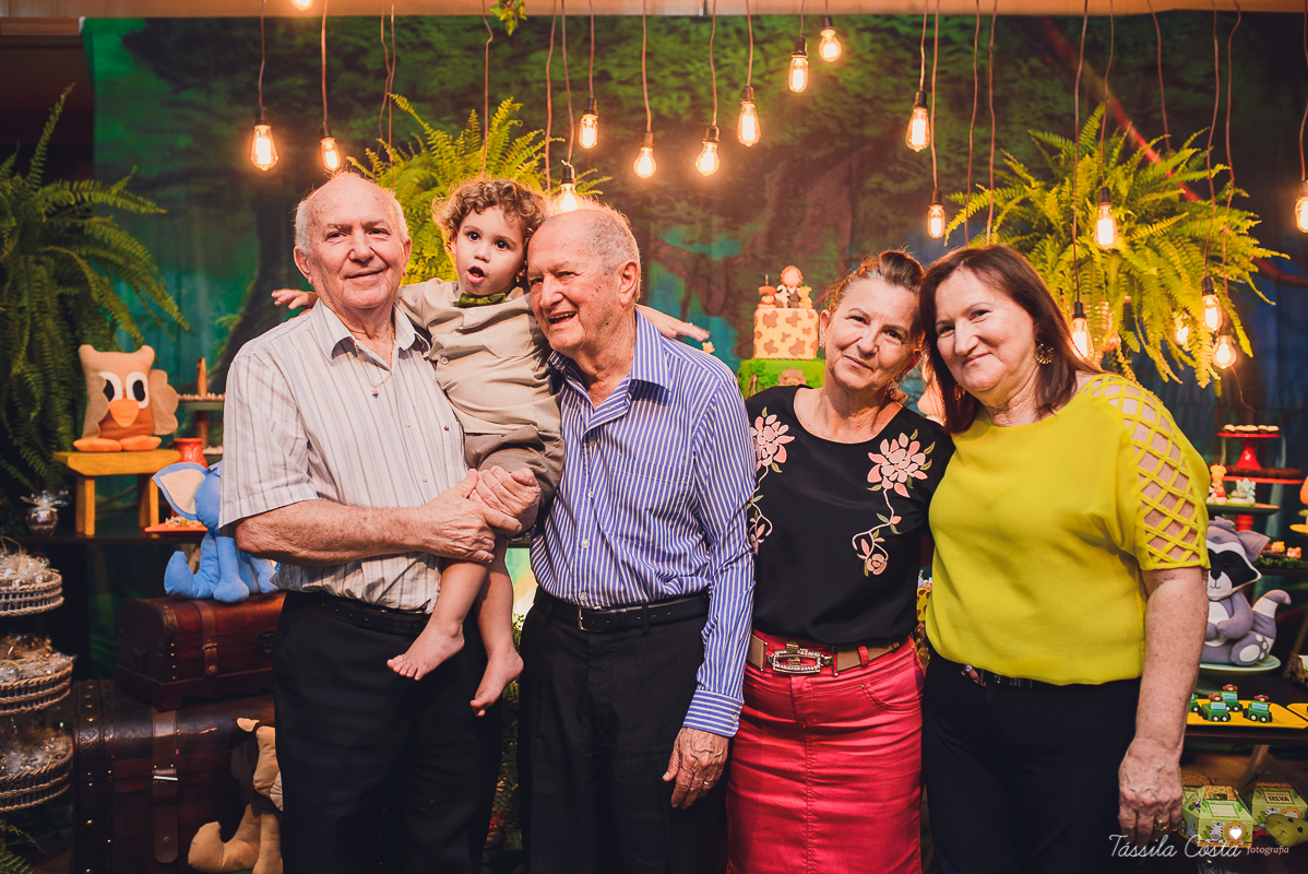 festa de menino, no tema safari, decoração infantil com luzes, miguel 2 anos, filho da cerimonialista daieny fasolo, 2 anos, festa safari, tássila costa