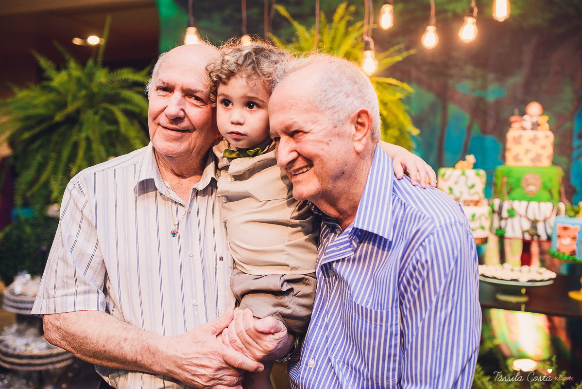 festa de menino, no tema safari, decoração infantil com luzes, miguel 2 anos, filho da cerimonialista daieny fasolo, 2 anos, festa safari, tássila costa