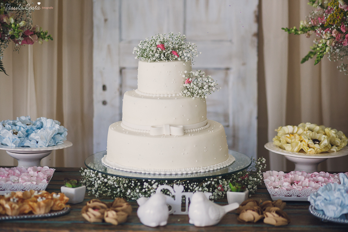 casamento em cobilândia, no cerimonial Aconchego, festa de dia, casamento de dia, decoração linda do casamento, noiva de vestido curto, maquiagem e cabelo da noiva Larrissa Rodrigues