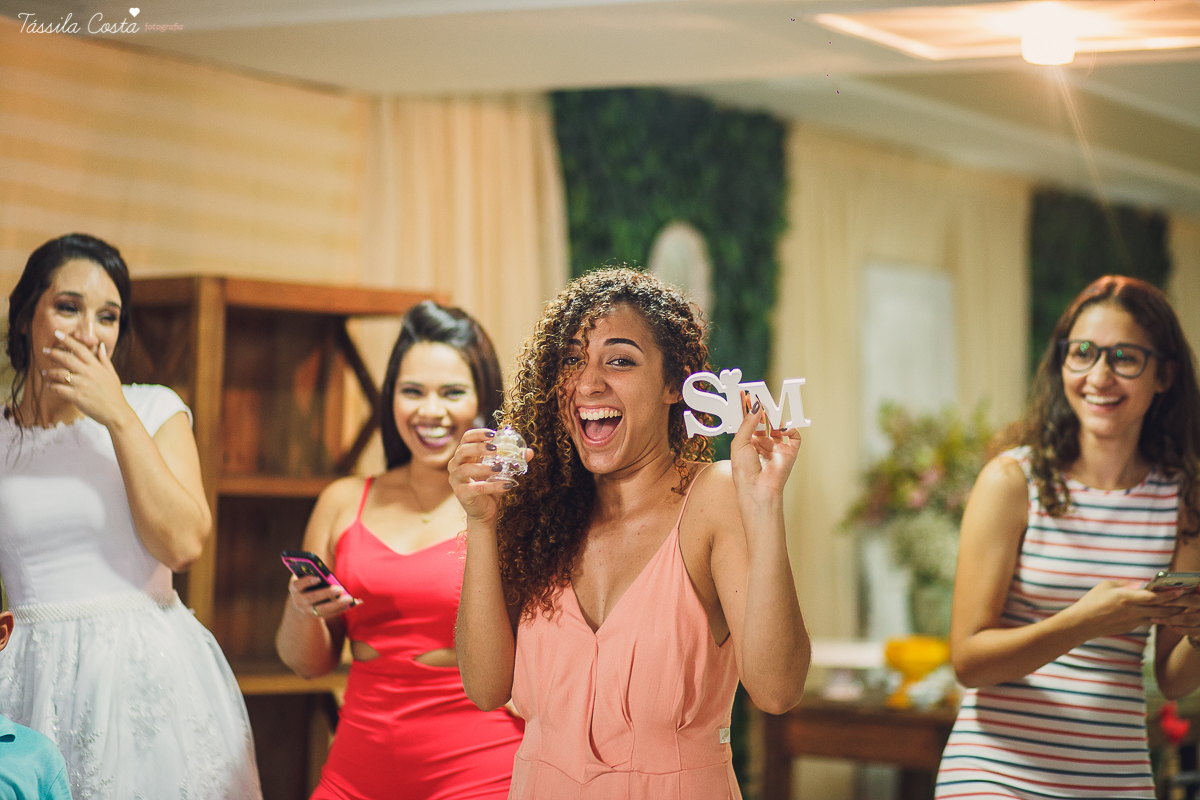 casamento em cobilândia, no cerimonial Aconchego, festa de dia, casamento de dia, decoração linda do casamento, noiva de vestido curto, maquiagem e cabelo da noiva Larrissa Rodrigues