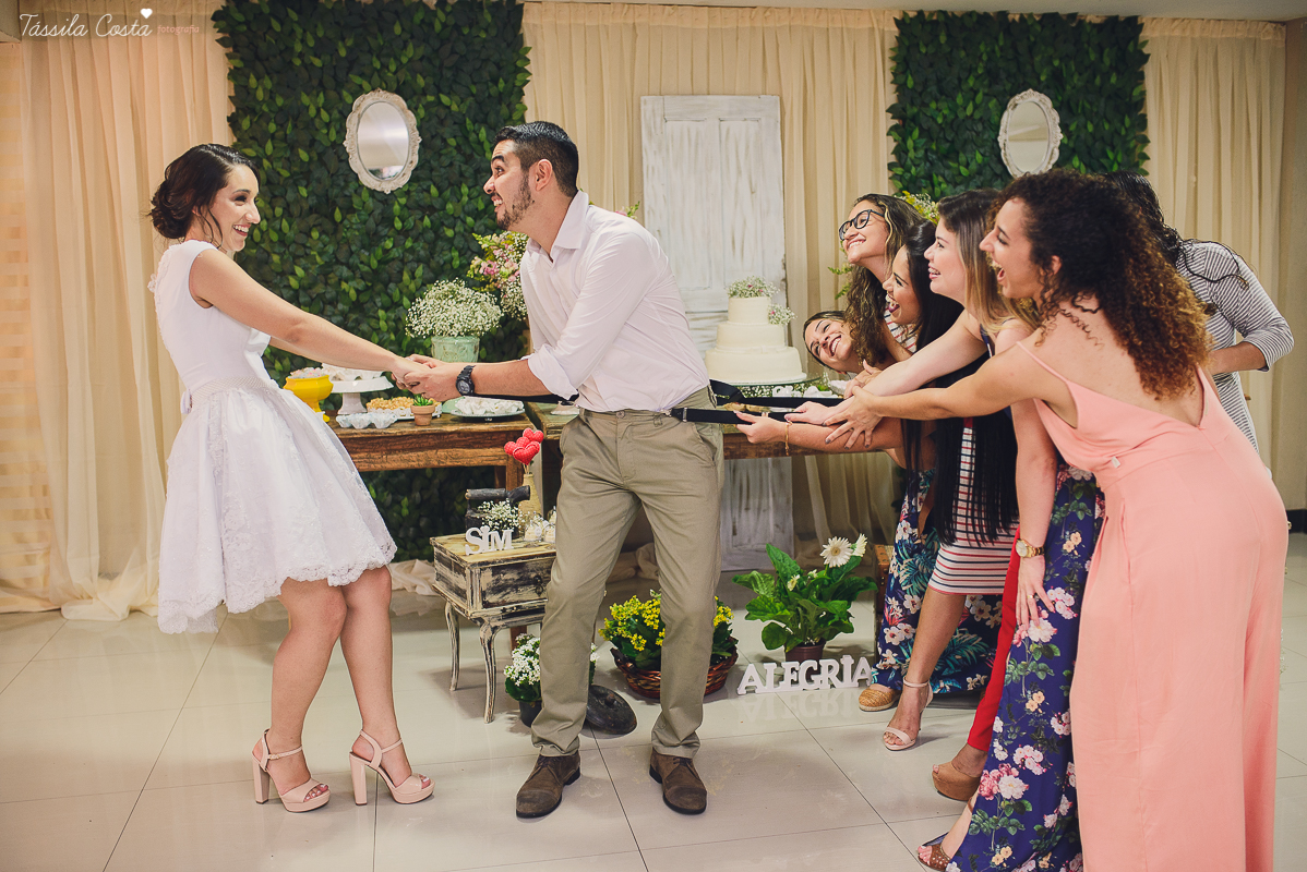 casamento em cobilândia, no cerimonial Aconchego, festa de dia, casamento de dia, decoração linda do casamento, noiva de vestido curto, maquiagem e cabelo da noiva Larrissa Rodrigues