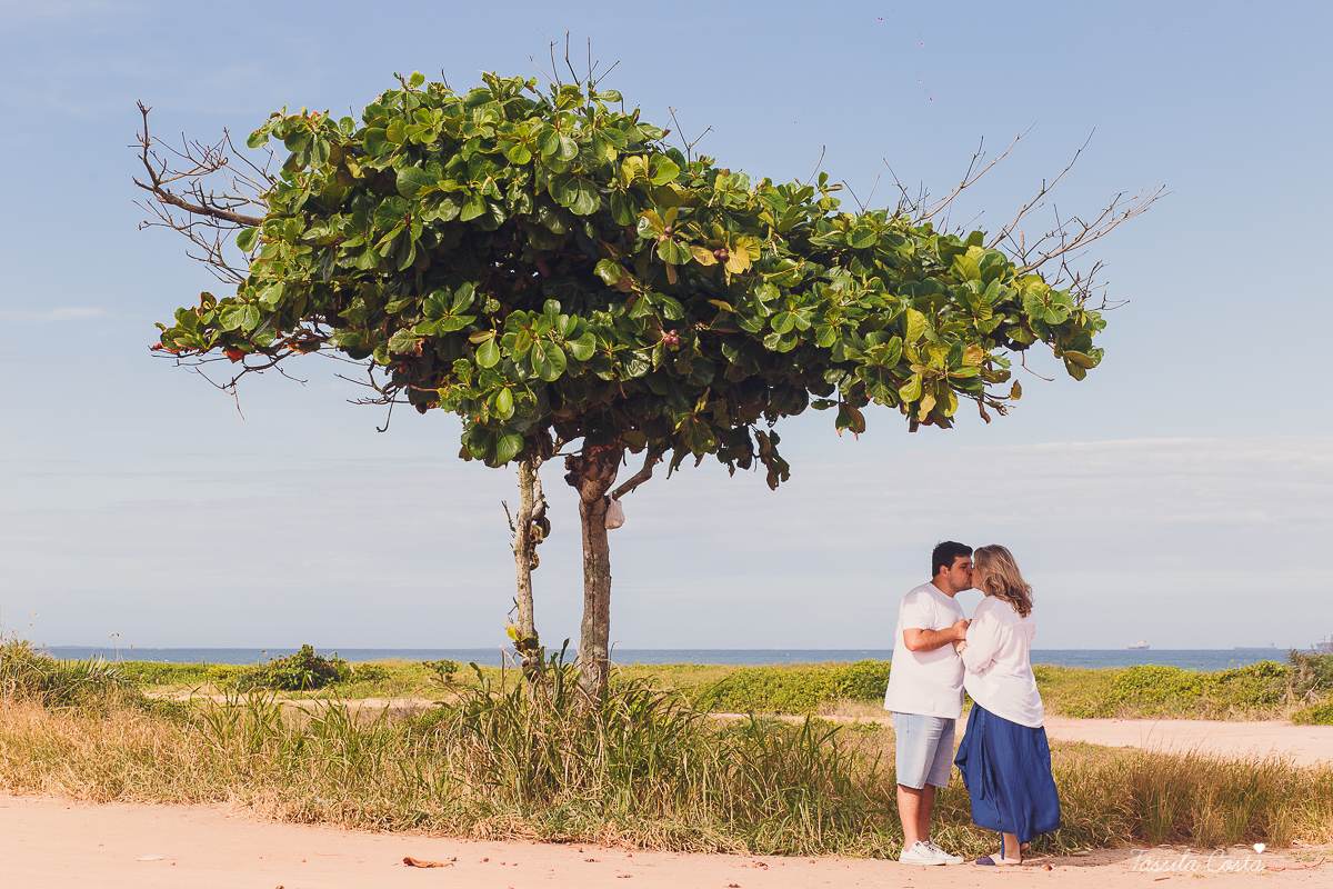 pré casamento de um casal fofo, feito na Barra do Jucu, onde o casal se conheceu. Looks lindos para o ensaio pré casamento na praia