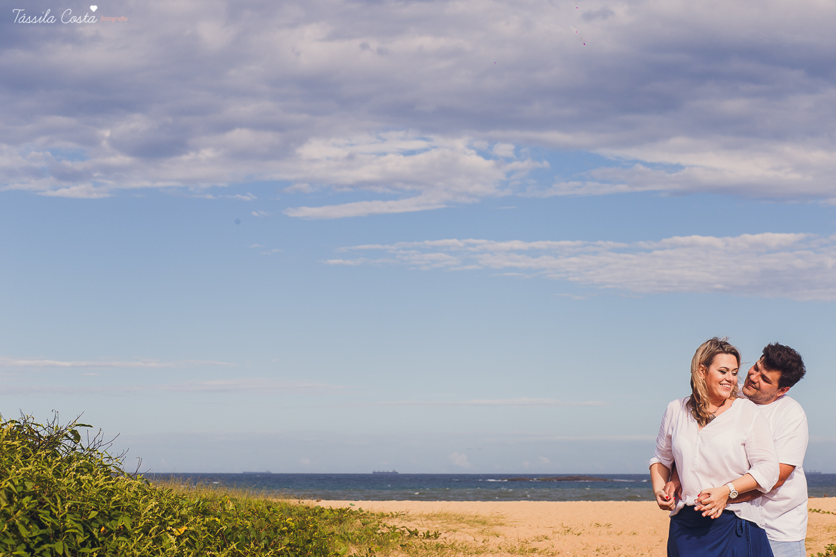 pré casamento de um casal fofo, feito na Barra do Jucu, onde o casal se conheceu. Looks lindos para o ensaio pré casamento na praia
