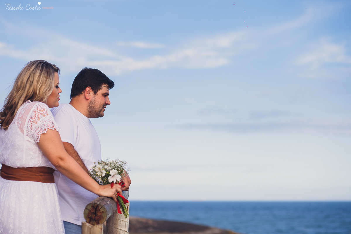 pré casamento de um casal fofo, feito na Barra do Jucu, onde o casal se conheceu. Looks lindos para o ensaio pré casamento na praia