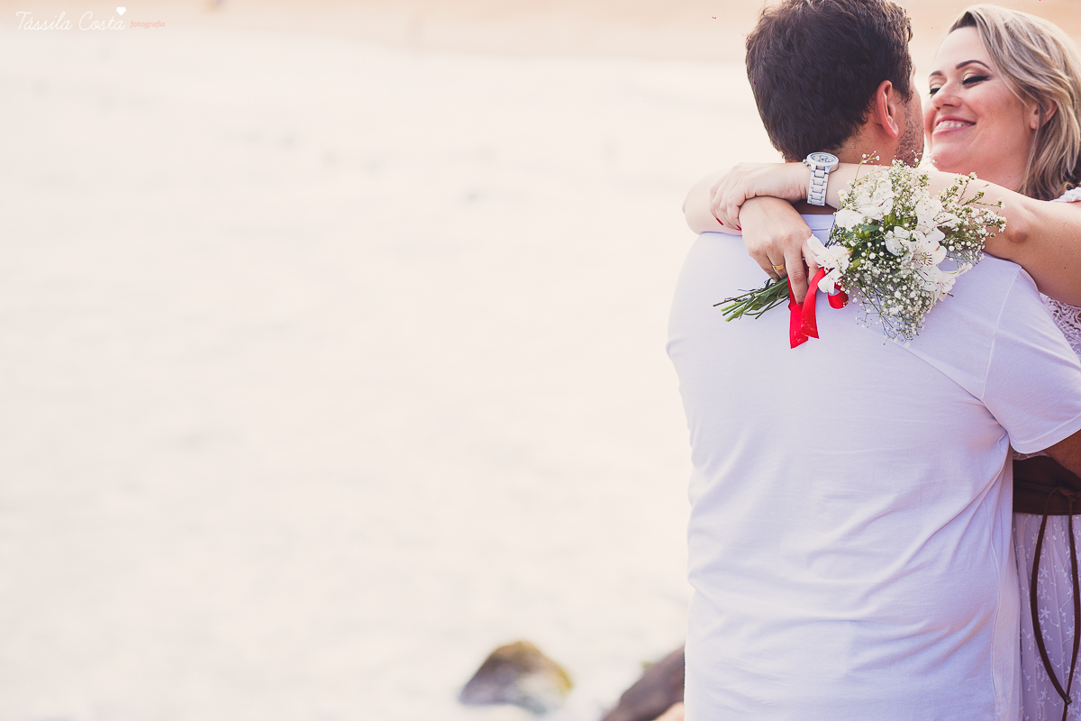pré casamento de um casal fofo, feito na Barra do Jucu, onde o casal se conheceu. Looks lindos para o ensaio pré casamento na praia