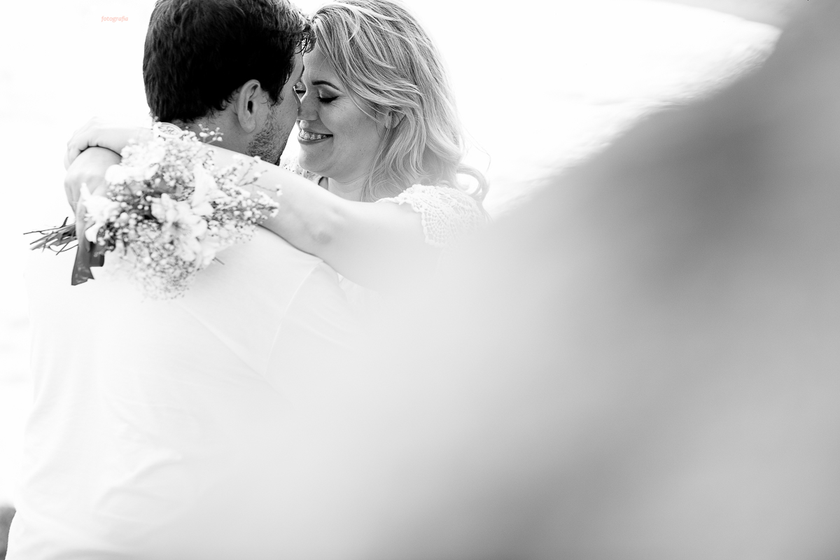 pré casamento de um casal fofo, feito na Barra do Jucu, onde o casal se conheceu. Looks lindos para o ensaio pré casamento na praia