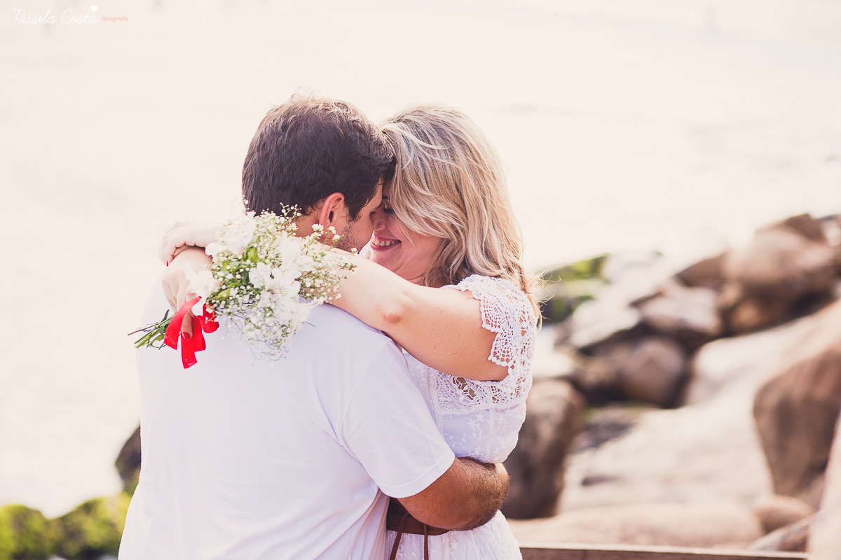 pré casamento de um casal fofo, feito na Barra do Jucu, onde o casal se conheceu. Looks lindos para o ensaio pré casamento na praia