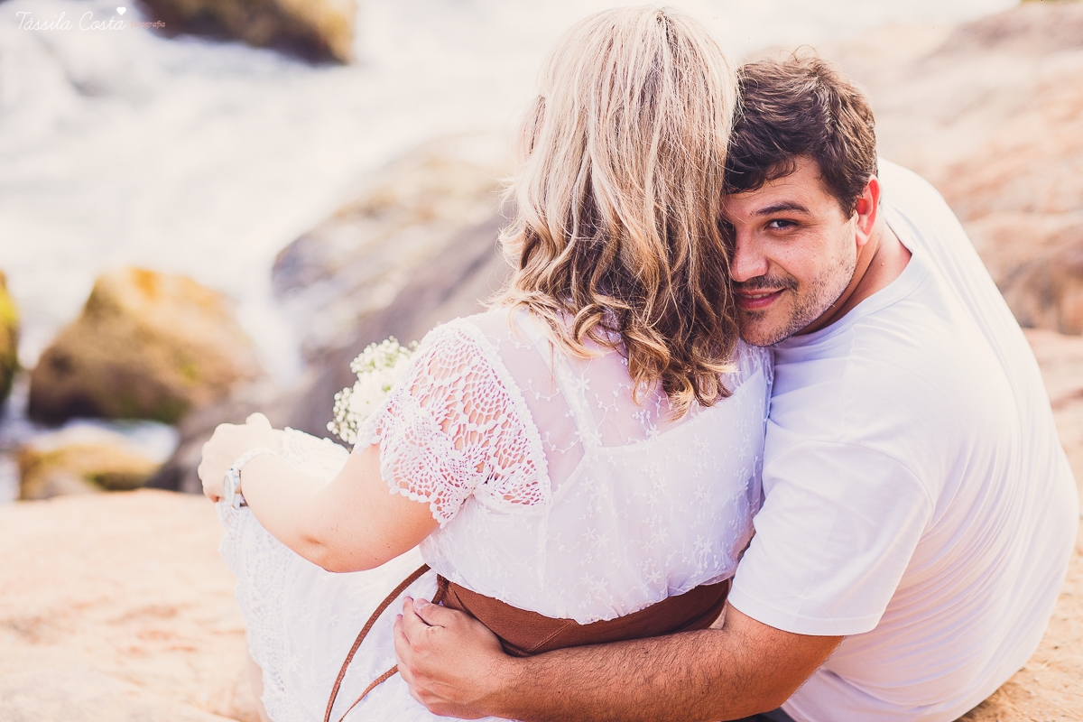 pré casamento de um casal fofo, feito na Barra do Jucu, onde o casal se conheceu. Looks lindos para o ensaio pré casamento na praia