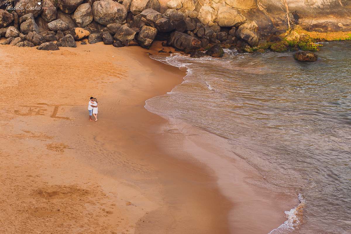 pré casamento de um casal fofo, feito na Barra do Jucu, onde o casal se conheceu. Looks lindos para o ensaio pré casamento na praia