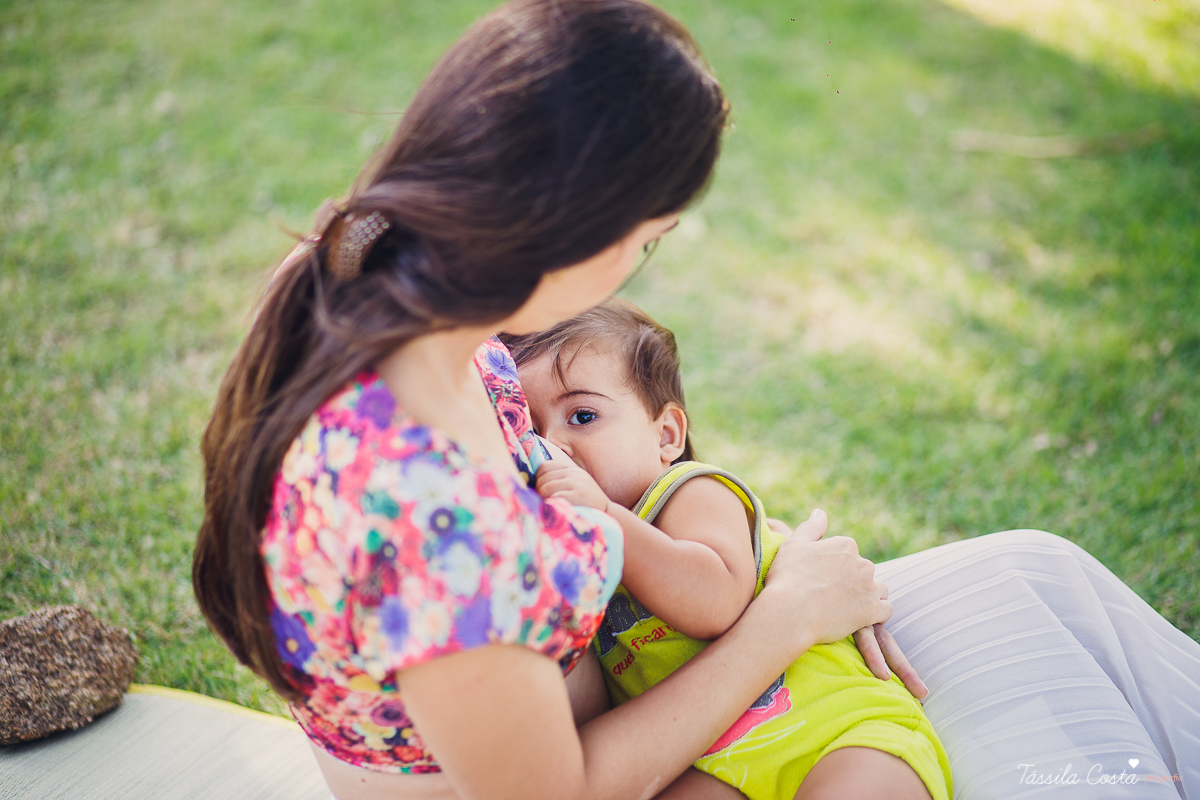 ensaio externo na praia da costa e ilha do frade, bebê que ama praia, família de surfistas, tema de aniversário Surf, bebê de 1 ano que ama areia da praia, fotos de pré aniversário em vv