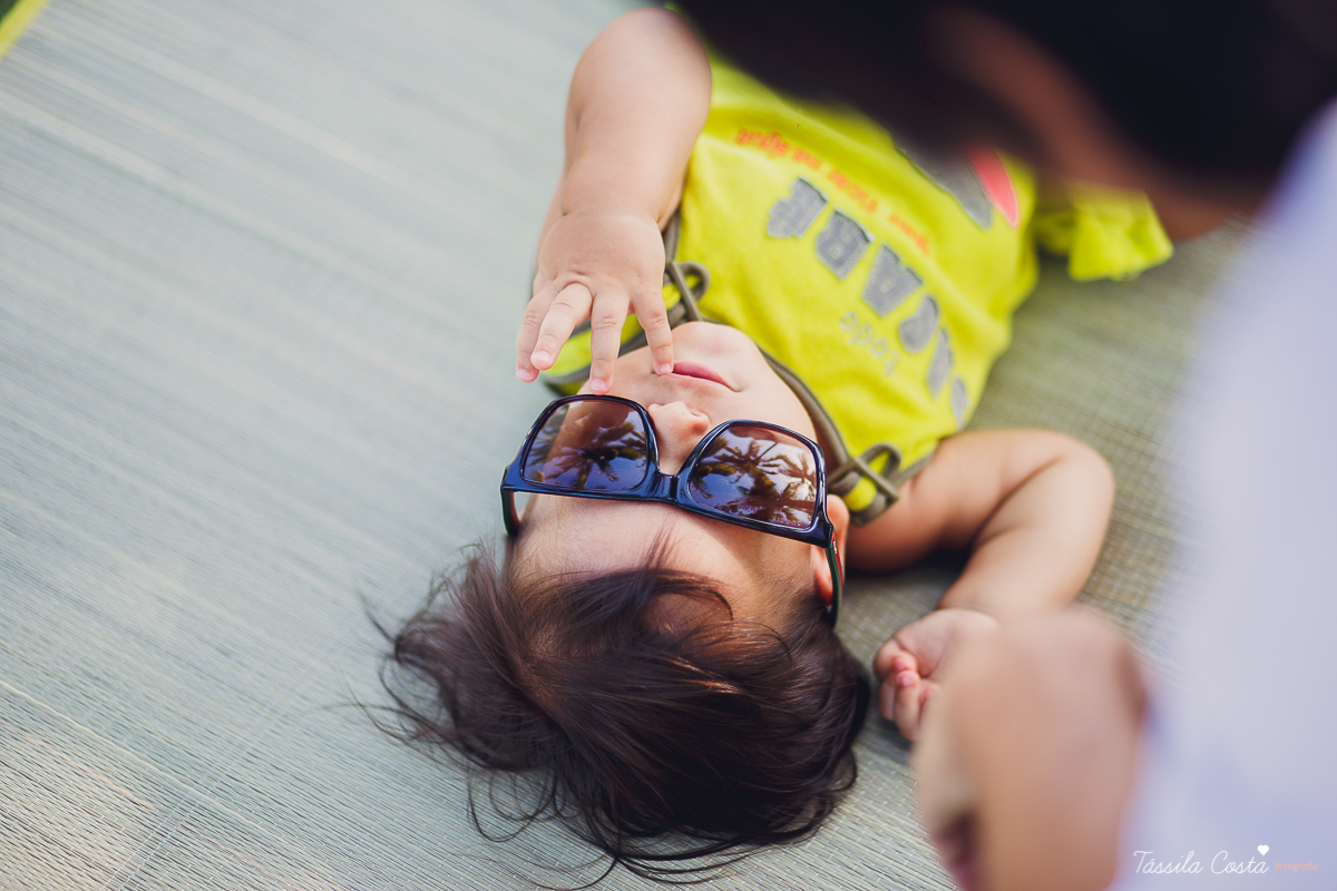 ensaio externo na praia da costa e ilha do frade, bebê que ama praia, família de surfistas, tema de aniversário Surf, bebê de 1 ano que ama areia da praia, fotos de pré aniversário em vv