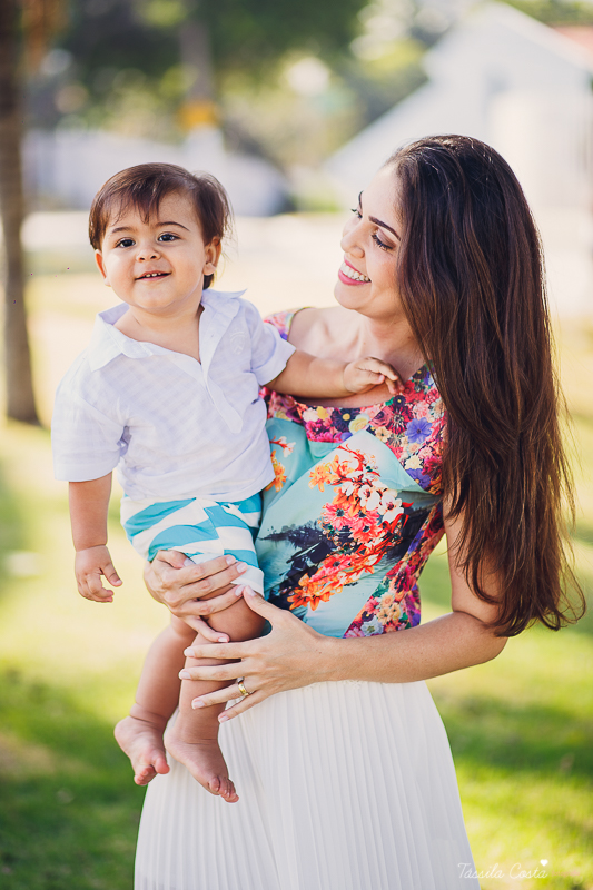 ensaio externo na praia da costa e ilha do frade, bebê que ama praia, família de surfistas, tema de aniversário Surf, bebê de 1 ano que ama areia da praia, fotos de pré aniversário em vv