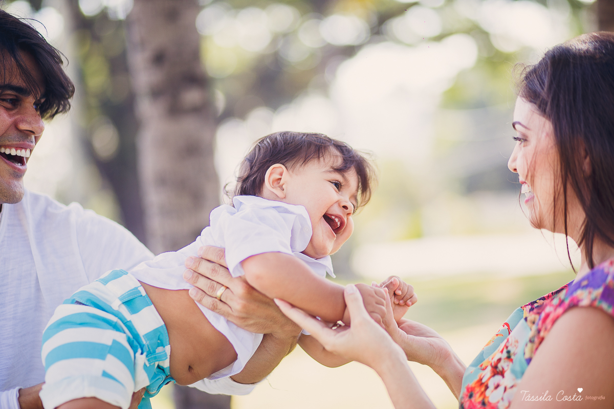 ensaio externo na praia da costa e ilha do frade, bebê que ama praia, família de surfistas, tema de aniversário Surf, bebê de 1 ano que ama areia da praia, fotos de pré aniversário em vv