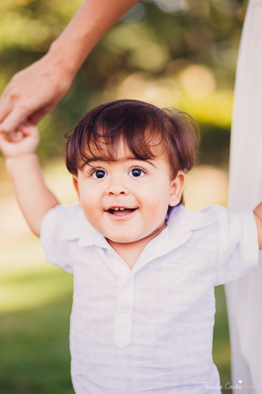 ensaio externo na praia da costa e ilha do frade, bebê que ama praia, família de surfistas, tema de aniversário Surf, bebê de 1 ano que ama areia da praia, fotos de pré aniversário em vv
