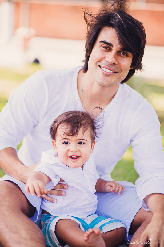 ensaio externo na praia da costa e ilha do frade, bebê que ama praia, família de surfistas, tema de aniversário Surf, bebê de 1 ano que ama areia da praia, fotos de pré aniversário em vv