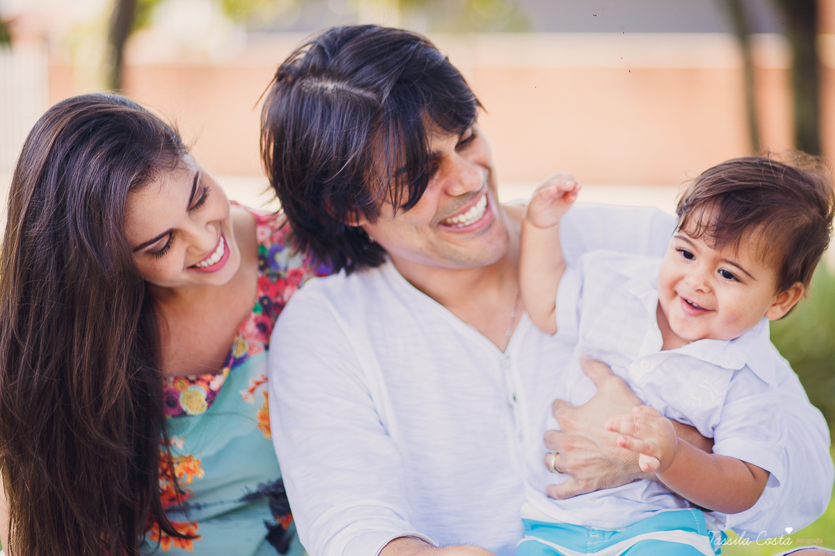 ensaio externo na praia da costa e ilha do frade, bebê que ama praia, família de surfistas, tema de aniversário Surf, bebê de 1 ano que ama areia da praia, fotos de pré aniversário em vv