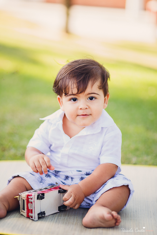 ensaio externo na praia da costa e ilha do frade, bebê que ama praia, família de surfistas, tema de aniversário Surf, bebê de 1 ano que ama areia da praia, fotos de pré aniversário em vv