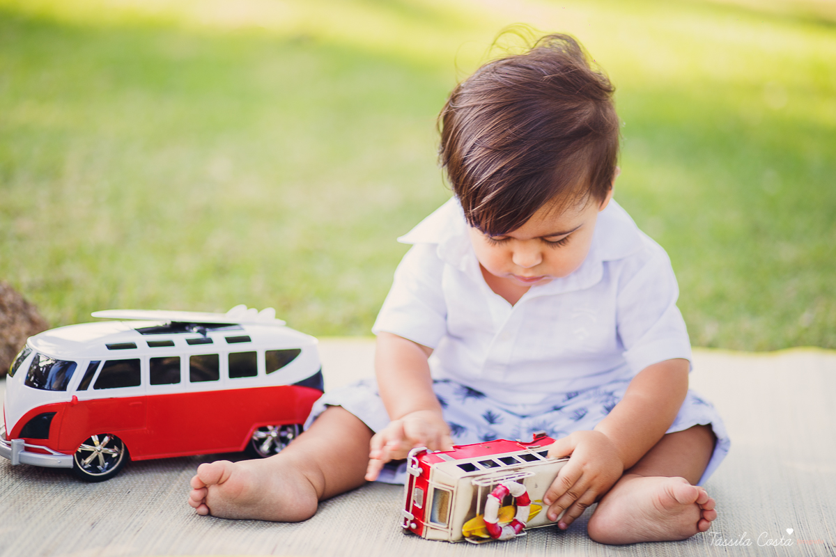 ensaio externo na praia da costa e ilha do frade, bebê que ama praia, família de surfistas, tema de aniversário Surf, bebê de 1 ano que ama areia da praia, fotos de pré aniversário em vv