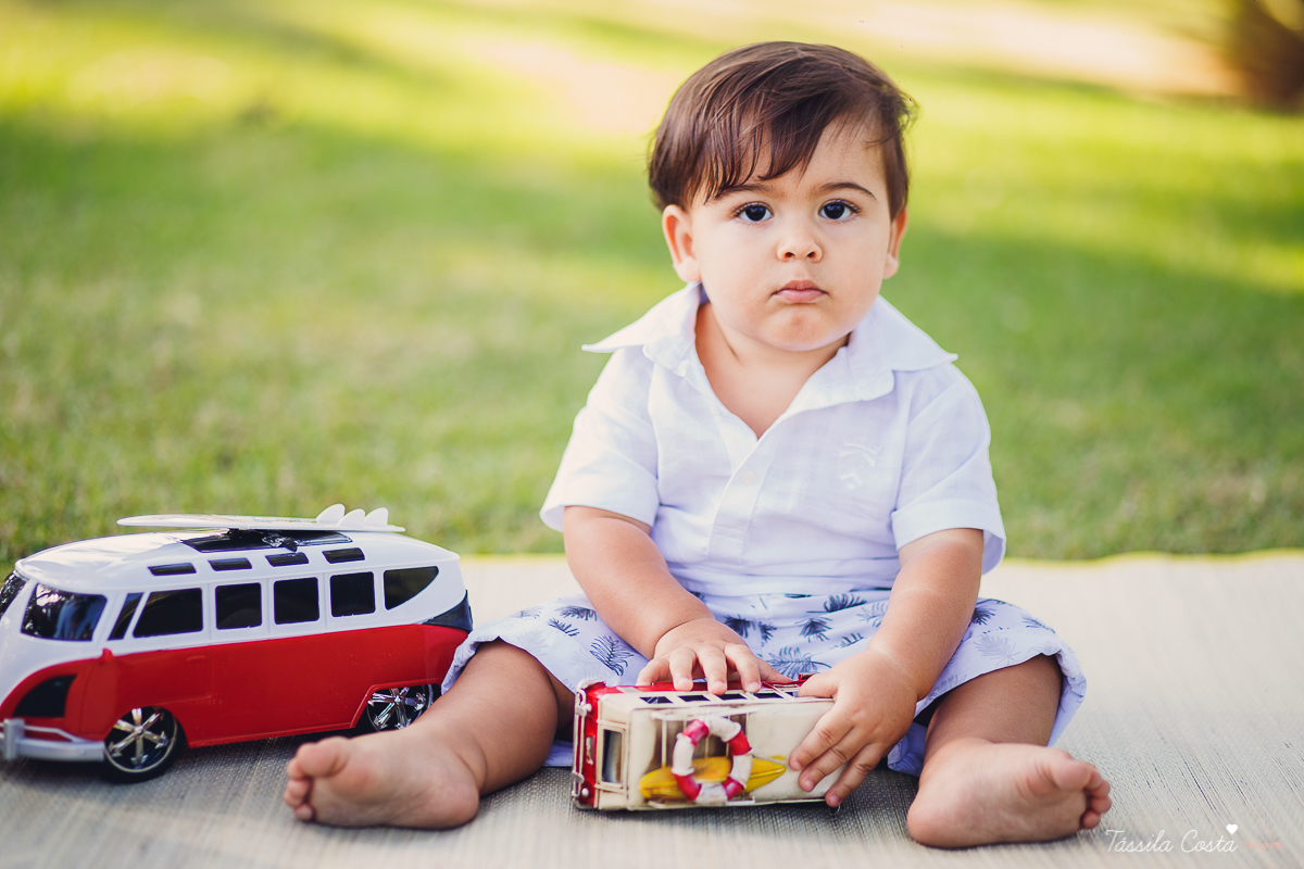 ensaio externo na praia da costa e ilha do frade, bebê que ama praia, família de surfistas, tema de aniversário Surf, bebê de 1 ano que ama areia da praia, fotos de pré aniversário em vv