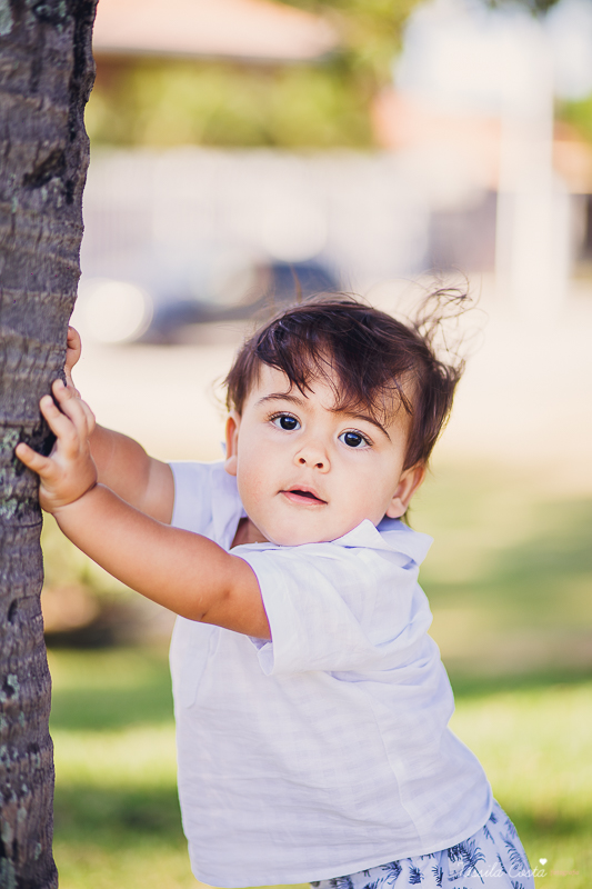 ensaio externo na praia da costa e ilha do frade, bebê que ama praia, família de surfistas, tema de aniversário Surf, bebê de 1 ano que ama areia da praia, fotos de pré aniversário em vv