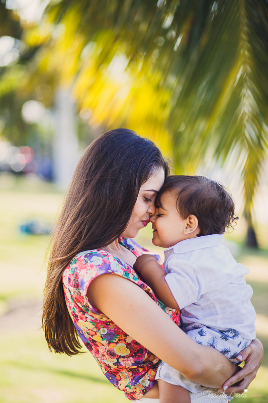 ensaio externo na praia da costa e ilha do frade, bebê que ama praia, família de surfistas, tema de aniversário Surf, bebê de 1 ano que ama areia da praia, fotos de pré aniversário em vv
