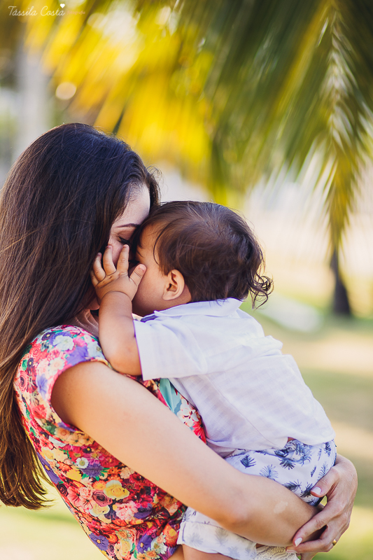 ensaio externo na praia da costa e ilha do frade, bebê que ama praia, família de surfistas, tema de aniversário Surf, bebê de 1 ano que ama areia da praia, fotos de pré aniversário em vv