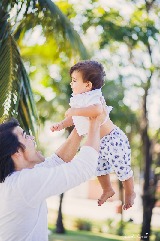 ensaio externo na praia da costa e ilha do frade, bebê que ama praia, família de surfistas, tema de aniversário Surf, bebê de 1 ano que ama areia da praia, fotos de pré aniversário em vv