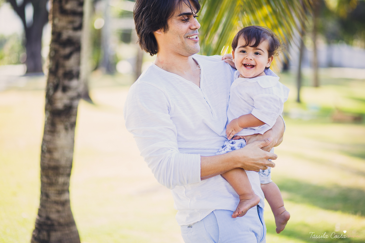 ensaio externo na praia da costa e ilha do frade, bebê que ama praia, família de surfistas, tema de aniversário Surf, bebê de 1 ano que ama areia da praia, fotos de pré aniversário em vv
