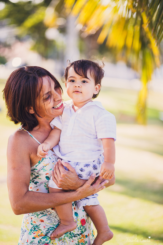 ensaio externo na praia da costa e ilha do frade, bebê que ama praia, família de surfistas, tema de aniversário Surf, bebê de 1 ano que ama areia da praia, fotos de pré aniversário em vv