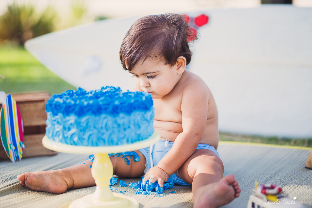 ensaio externo na praia da costa e ilha do frade, bebê que ama praia, família de surfistas, tema de aniversário Surf, bebê de 1 ano que ama areia da praia, fotos de pré aniversário em vv