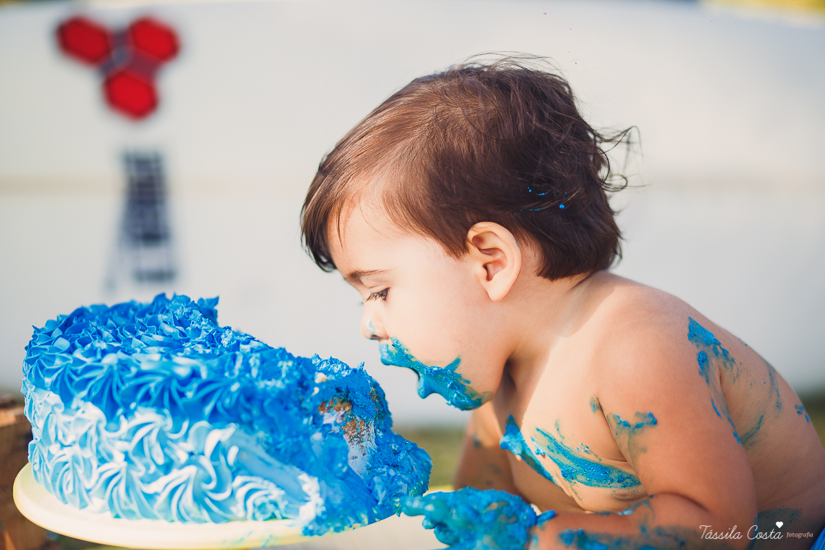 ensaio externo na praia da costa e ilha do frade, bebê que ama praia, família de surfistas, tema de aniversário Surf, bebê de 1 ano que ama areia da praia, fotos de pré aniversário em vv
