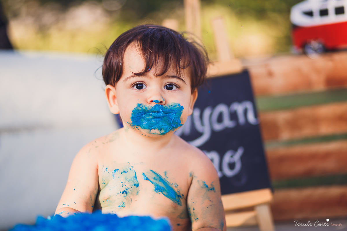 ensaio externo na praia da costa e ilha do frade, bebê que ama praia, família de surfistas, tema de aniversário Surf, bebê de 1 ano que ama areia da praia, fotos de pré aniversário em vv
