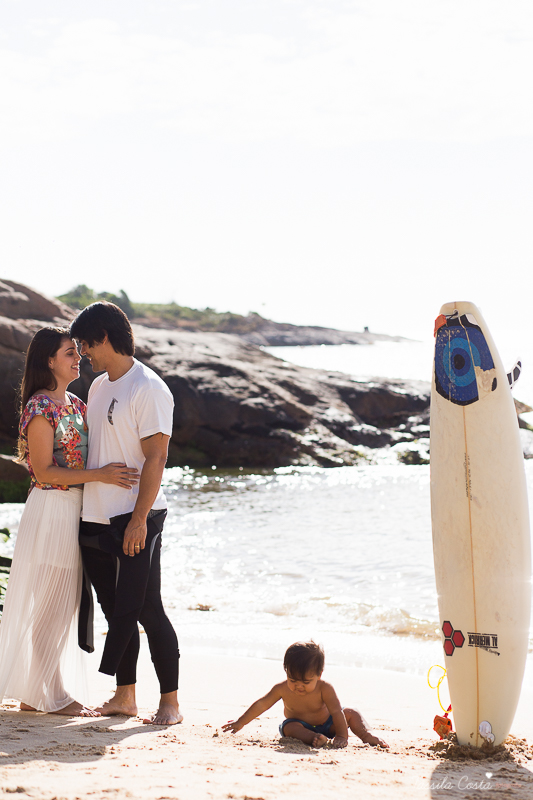 ensaio externo na praia da costa e ilha do frade, bebê que ama praia, família de surfistas, tema de aniversário Surf, bebê de 1 ano que ama areia da praia, fotos de pré aniversário em vv