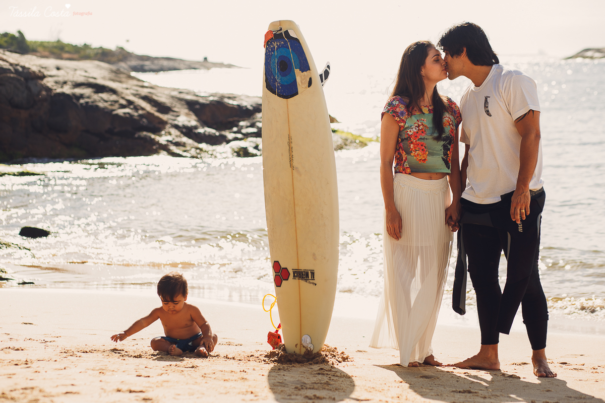 ensaio externo na praia da costa e ilha do frade, bebê que ama praia, família de surfistas, tema de aniversário Surf, bebê de 1 ano que ama areia da praia, fotos de pré aniversário em vv