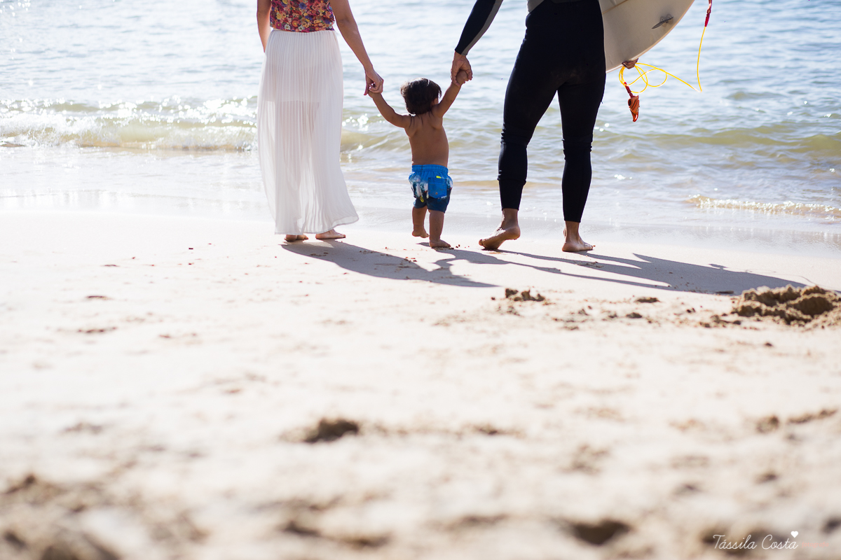 ensaio externo na praia da costa e ilha do frade, bebê que ama praia, família de surfistas, tema de aniversário Surf, bebê de 1 ano que ama areia da praia, fotos de pré aniversário em vv