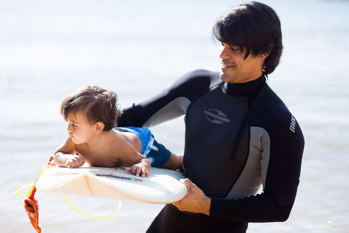ensaio externo na praia da costa e ilha do frade, bebê que ama praia, família de surfistas, tema de aniversário Surf, bebê de 1 ano que ama areia da praia, fotos de pré aniversário em vv