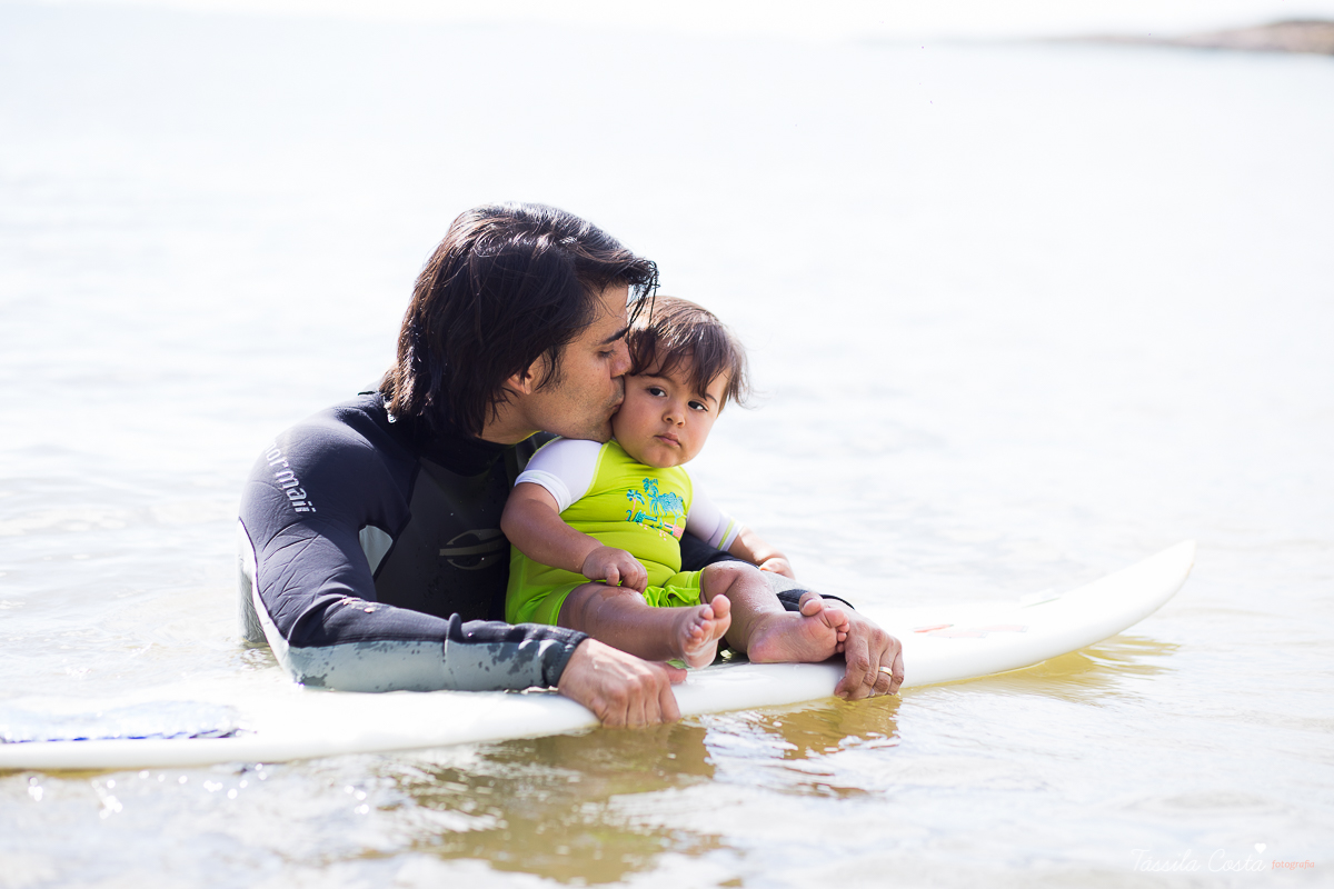 ensaio externo na praia da costa e ilha do frade, bebê que ama praia, família de surfistas, tema de aniversário Surf, bebê de 1 ano que ama areia da praia, fotos de pré aniversário em vv