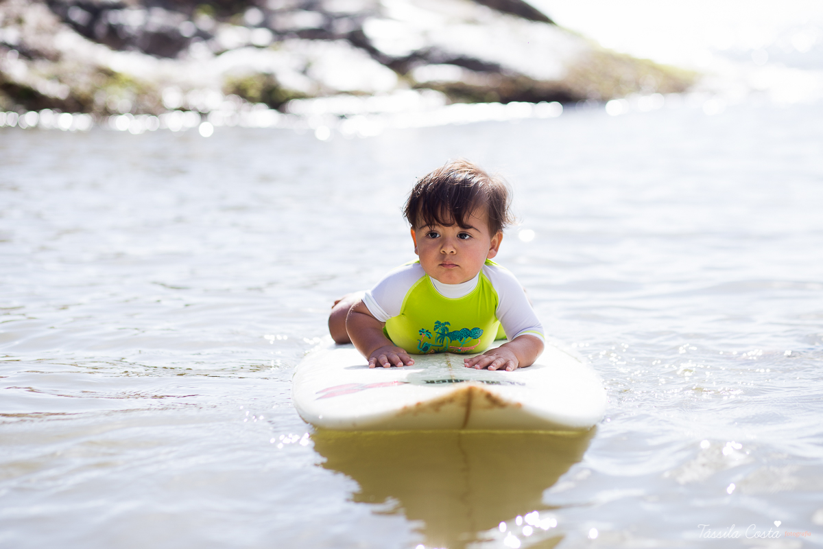 ensaio externo na praia da costa e ilha do frade, bebê que ama praia, família de surfistas, tema de aniversário Surf, bebê de 1 ano que ama areia da praia, fotos de pré aniversário em vv