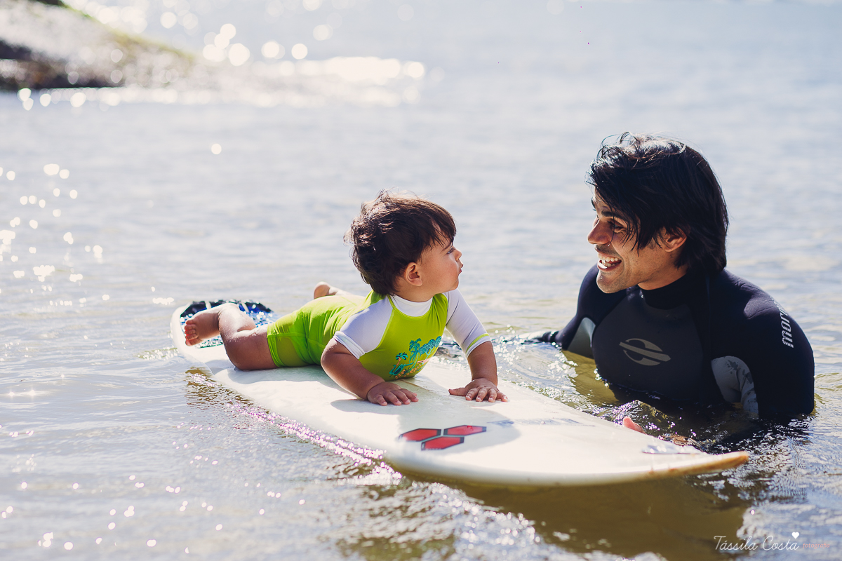 ensaio externo na praia da costa e ilha do frade, bebê que ama praia, família de surfistas, tema de aniversário Surf, bebê de 1 ano que ama areia da praia, fotos de pré aniversário em vv