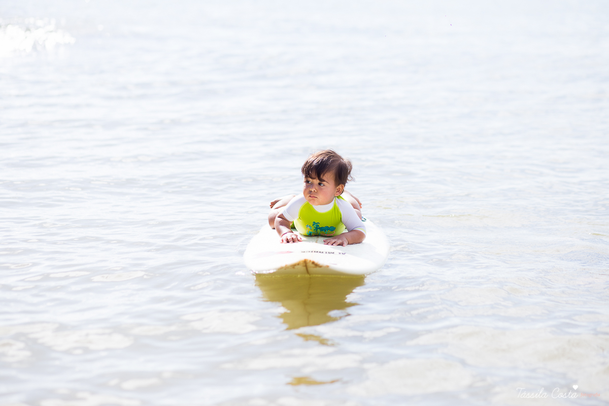ensaio externo na praia da costa e ilha do frade, bebê que ama praia, família de surfistas, tema de aniversário Surf, bebê de 1 ano que ama areia da praia, fotos de pré aniversário em vv
