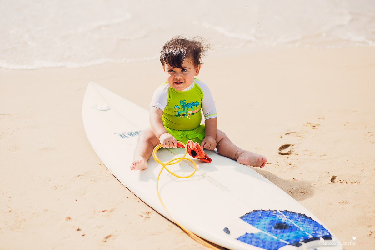 ensaio externo na praia da costa e ilha do frade, bebê que ama praia, família de surfistas, tema de aniversário Surf, bebê de 1 ano que ama areia da praia, fotos de pré aniversário em vv